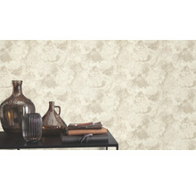 Decoratief behang met marmerlook en vazen op een tafel.