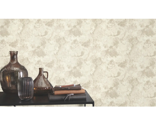 Decoratief behang met marmerlook en vazen op een tafel.