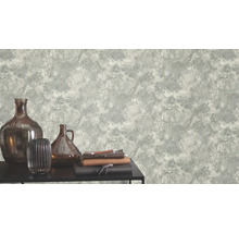 Scene met patroonbehang, vazen en boeken op een tafel.