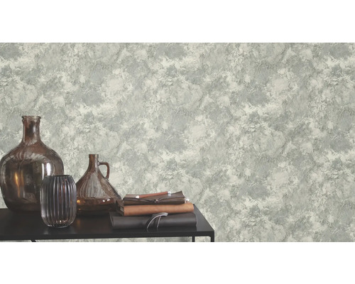 Scene met patroonbehang, vazen en boeken op een tafel.