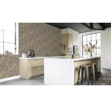 Moderne keuken met behang met patroon, kookeiland en barkrukken.