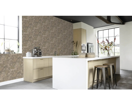 Moderne keuken met behang met patroon, kookeiland en barkrukken.