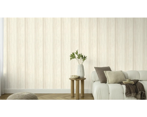 Woonkamer met gestreept behang, bank en decoratie