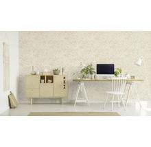 Lichte werkplek met een behang met motief, bureau, stoel en ladekast