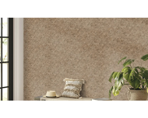 Behang met patroon in een woonkamer met raam en kamerplant.