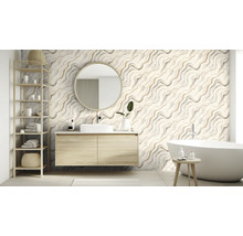 Badkamer met wastafel, spiegel, bad, rek en wandtegels met marmerlook.