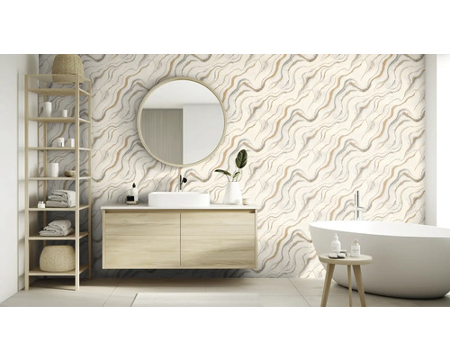 Badkamer met wastafel, spiegel, bad, rek en wandtegels met marmerlook.