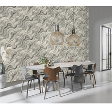 Eetkamer met behang in marmerlook, eettafel en hanglampen