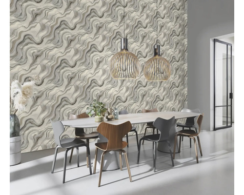 Eetkamer met behang in marmerlook, eettafel en hanglampen