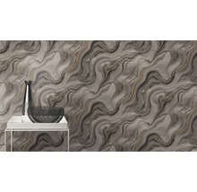 Decoratieve wand met marmerpatroon, vaas en schaal op tafel