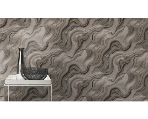 Decoratieve wand met marmerpatroon, vaas en schaal op tafel