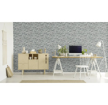 Werkkamer met grijs steenmotief behang, bureau en dressoir