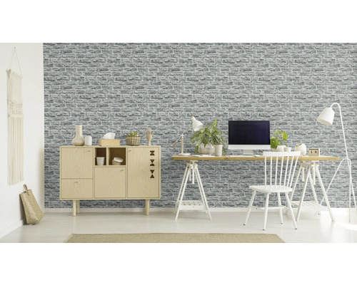 Werkkamer met grijs steenmotief behang, bureau en dressoir