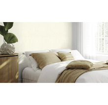 Slaapkamer met bed, nachtkastje en kamerplant