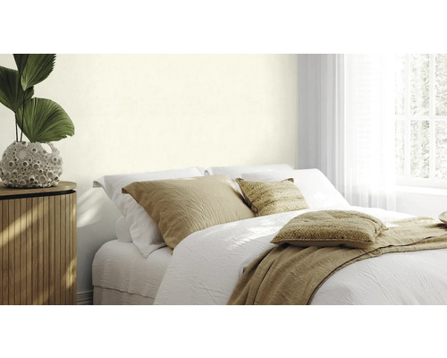 Slaapkamer met bed, nachtkastje en kamerplant