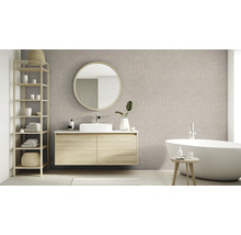 Badkamer met wastafel, spiegel, plank en bad voor een lichte en georganiseerde sfeer.