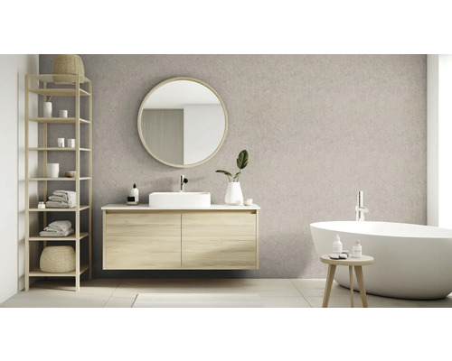 Badkamer met wastafel, spiegel, plank en bad voor een lichte en georganiseerde sfeer.