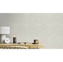 Decoratieve wanddecoratie met beige vliesbehang in de woonkamer