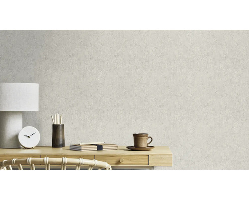 Decoratieve wanddecoratie met beige vliesbehang in de woonkamer