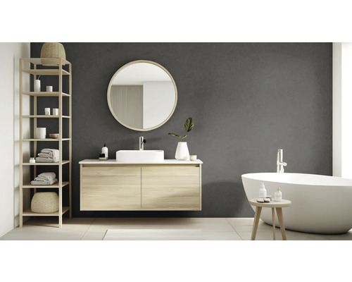 Moderne badkamer met wastafel, spiegel, plank en bad.