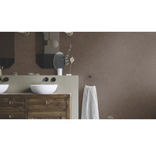 Badkamer met dubbele wastafel, spiegels, handdoekring en handdoek