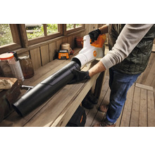 Een persoon monteert een Stihl bladblazer op een werkbank.