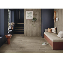 Inrichtingsvoorbeeld van een hal met houten vloer, zitbank en decoratie