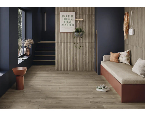 Inrichtingsvoorbeeld van een hal met houten vloer, zitbank en decoratie