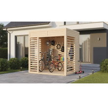 Houten tuinhuis met fietsen, helmen en tuingereedschap voor een huis