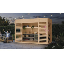 Buitenfoto van een houten tuinbar met planken, drankjes en koelbox, omgeven door planten en zittende mensen