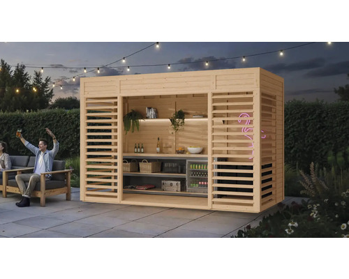 Buitenfoto van een houten tuinbar met planken, drankjes en koelbox, omgeven door planten en zittende mensen
