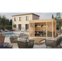 Scene met een houten buitenkeuken, fauteuils en een tafel in een tuin bij het zwembad.