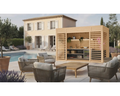 Scene met een houten buitenkeuken, fauteuils en een tafel in een tuin bij het zwembad.