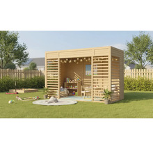 Houten speelhuis met meubels en speelgoed in de tuin