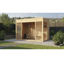 Houten tuinhuis met trainingsapparatuur in de tuin