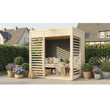 Houten paviljoen met lamellenwanden, zitbank en decoratie in de tuin