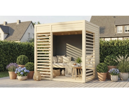 Houten paviljoen met lamellenwanden, zitbank en decoratie in de tuin