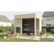 Houten speelhuis met planken, krijtbord, groenten en zandbak in de tuin
