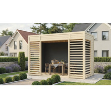 Houten tuinpaviljoen met lamellenwanden in de tuin met tafel en stoelen