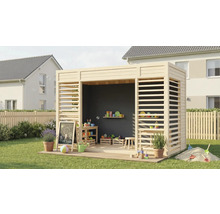 Houten speelhuis met schoolbord, speelgoed en planten op gazon