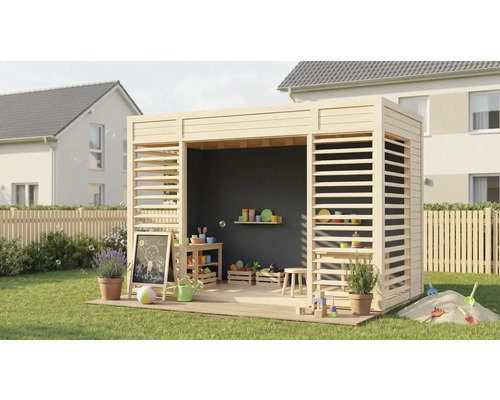 Houten speelhuis met schoolbord, speelgoed en planten op gazon