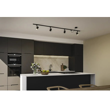 Moderne keuken met zwarte railverlichting met meerdere spots