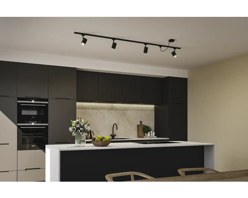 Moderne keuken met zwarte railverlichting met meerdere spots
