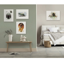 Woonkamer met muurschilderingen, bank en bed