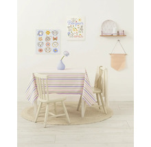 Kinderkameropstelling met tafel, stoelen, vloerkleed, schilderijen en decoratieve items