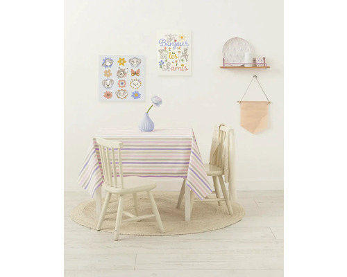 Kinderkameropstelling met tafel, stoelen, vloerkleed, schilderijen en decoratieve items