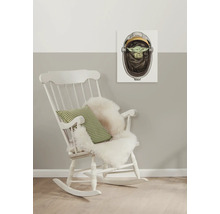 Scene met witte schommelstoel, kussens en een muurschildering met een sciencefictionthema