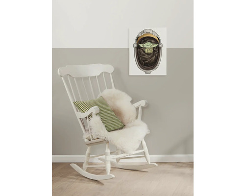 Scene met witte schommelstoel, kussens en een muurschildering met een sciencefictionthema