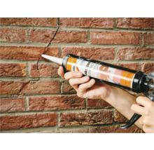 Reparatie van een muur met kitspuit en afdichtmiddel