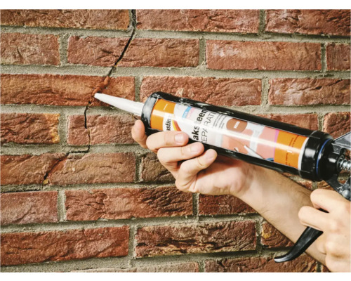 Reparatie van een muur met kitspuit en afdichtmiddel
